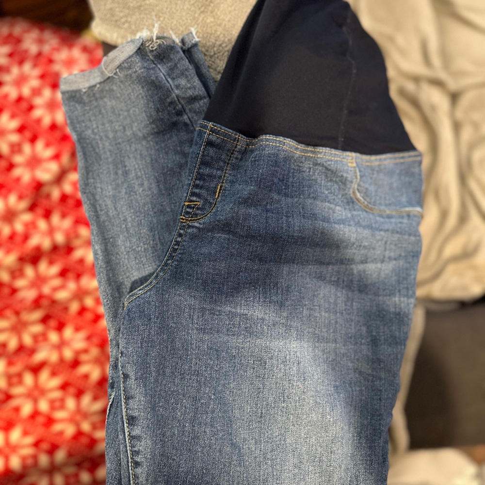 Destructed maternity jeggings